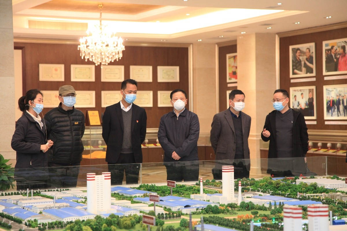 右三:省交通运输厅二级巡视员陈缅;左三:威廉希尔500欧洲指数党委书记李维峰.JPG 右三:省交通运输厅二级巡视员陈缅;左三:威廉希尔500欧洲指数党委书记李维峰.JPG