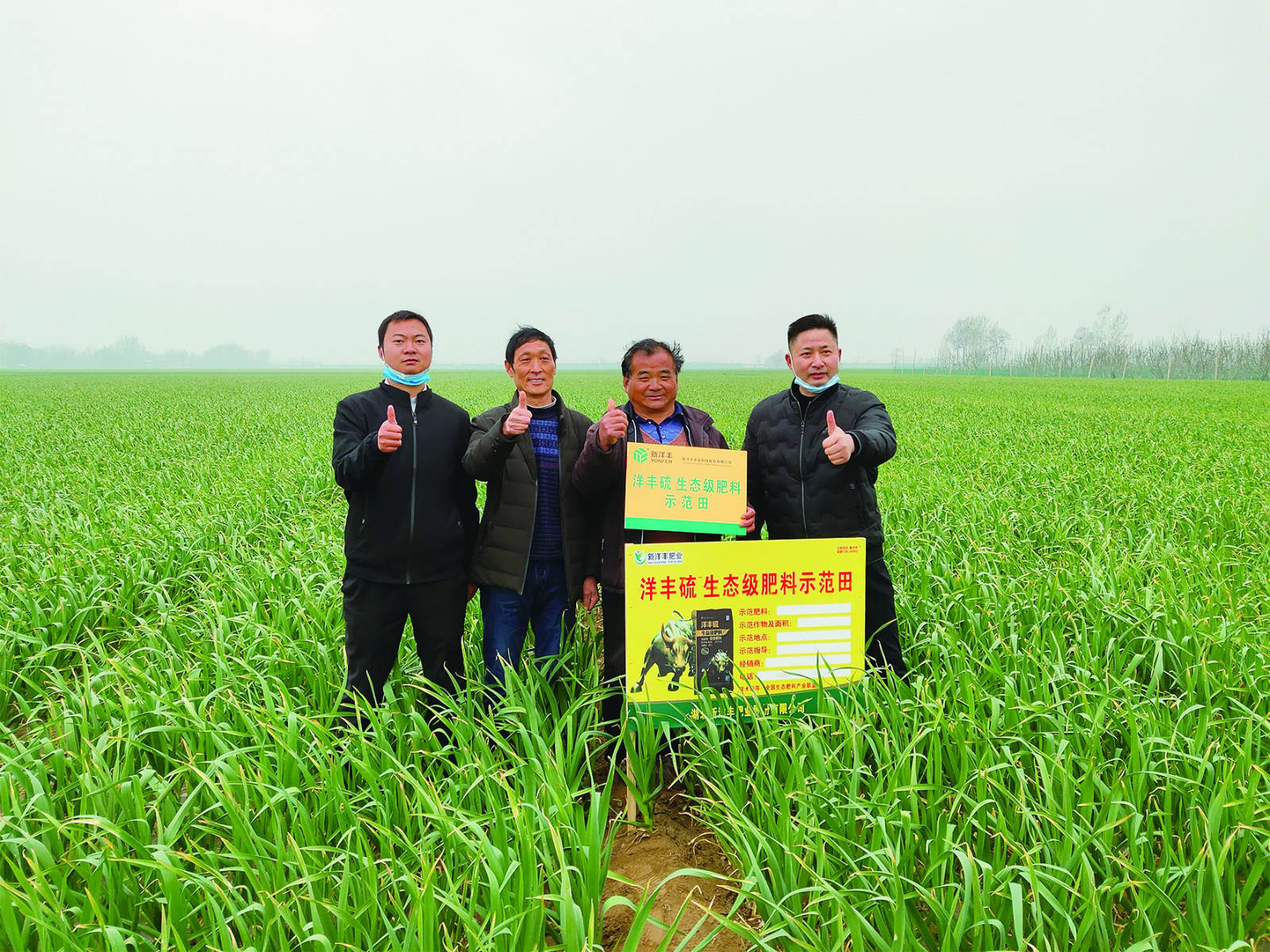 与技术员合影sss_meitu_5.jpg 与技术员合影sss_meitu_5.jpg