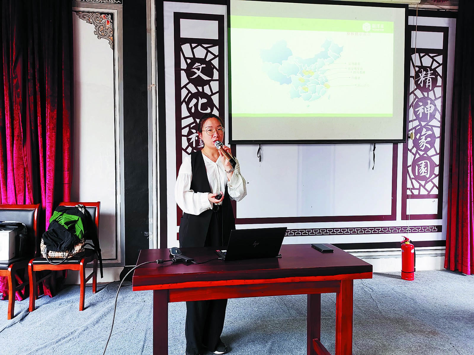 1康婷婷在讲课s_meitu_4.jpg 1康婷婷在讲课s_meitu_4.jpg