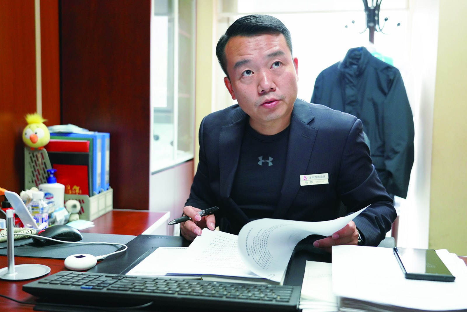 杨彬正在办公室听员工汇报工作ssss_meitu_12.jpg