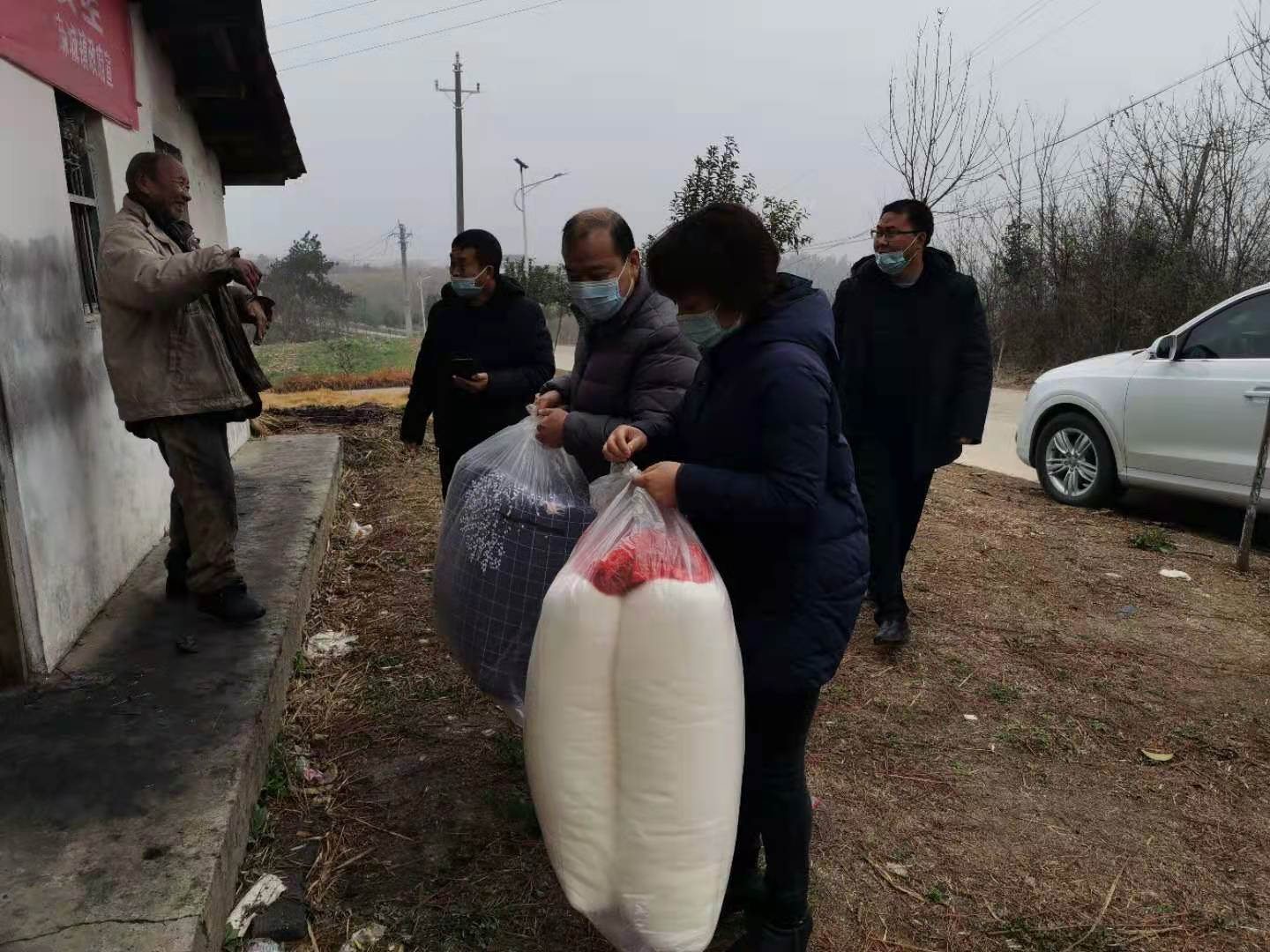威廉希尔500欧洲指数工会领导走访慰问困难职工李成兵，送来新棉被、棉絮等.jpg