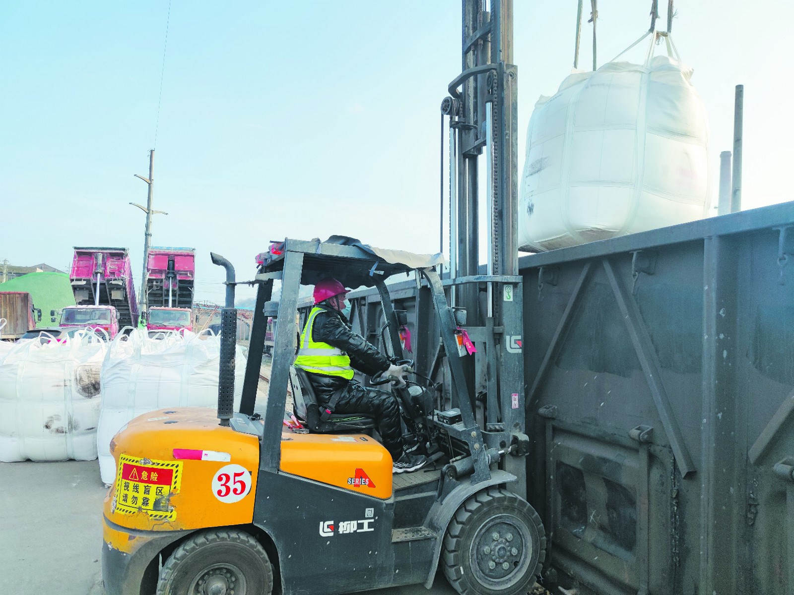 威廉希尔500欧洲指数中磷员工正加班加点忙装卸_meitu_18.jpg 威廉希尔500欧洲指数中磷员工正加班加点忙装卸_meitu_18.jpg