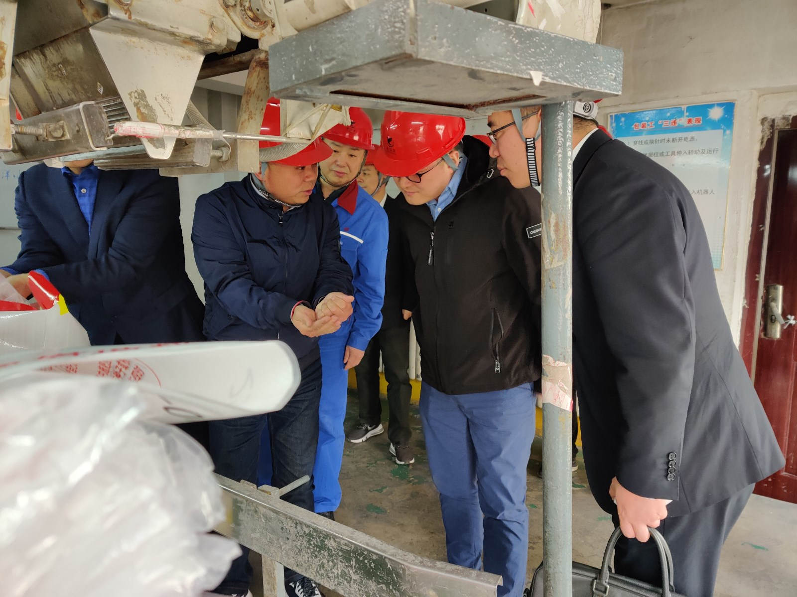 杨磊在吉林威廉希尔500欧洲指数车间检查工作_副本.jpg 杨磊在吉林威廉希尔500欧洲指数车间检查工作_副本.jpg