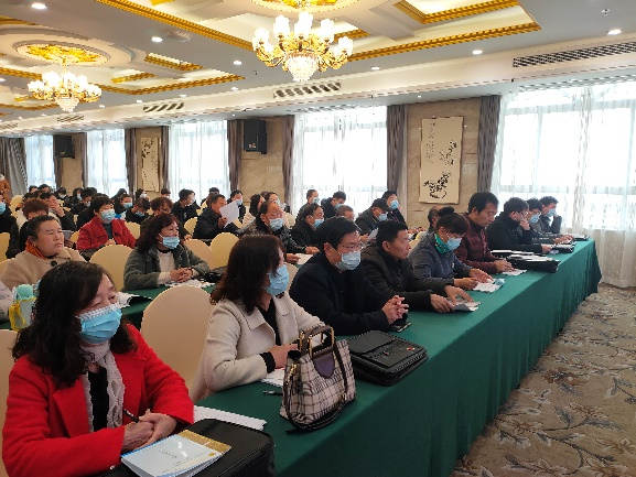 参会人员正在认真听课.jpg
