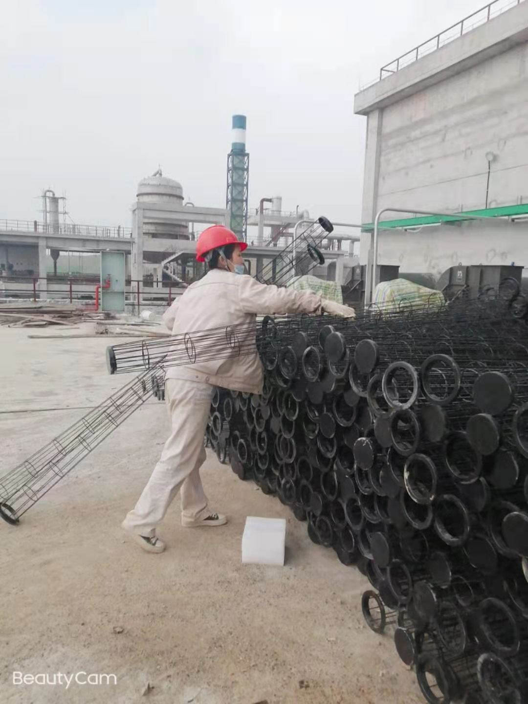 刘金欧正在搬运布袋除尘器的骨架.jpg 刘金欧正在搬运布袋除尘器的骨架.jpg