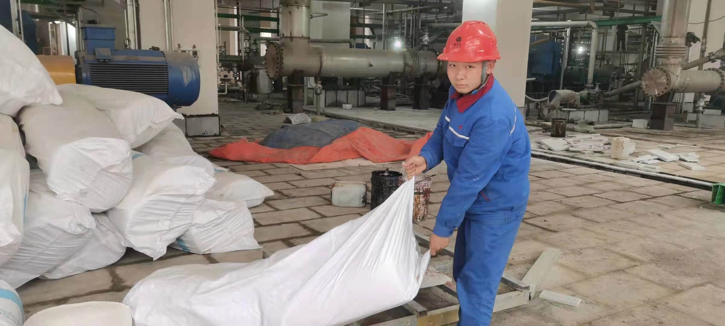 钱均聪正在搬运保温棉.jpg 钱均聪正在搬运保温棉.jpg