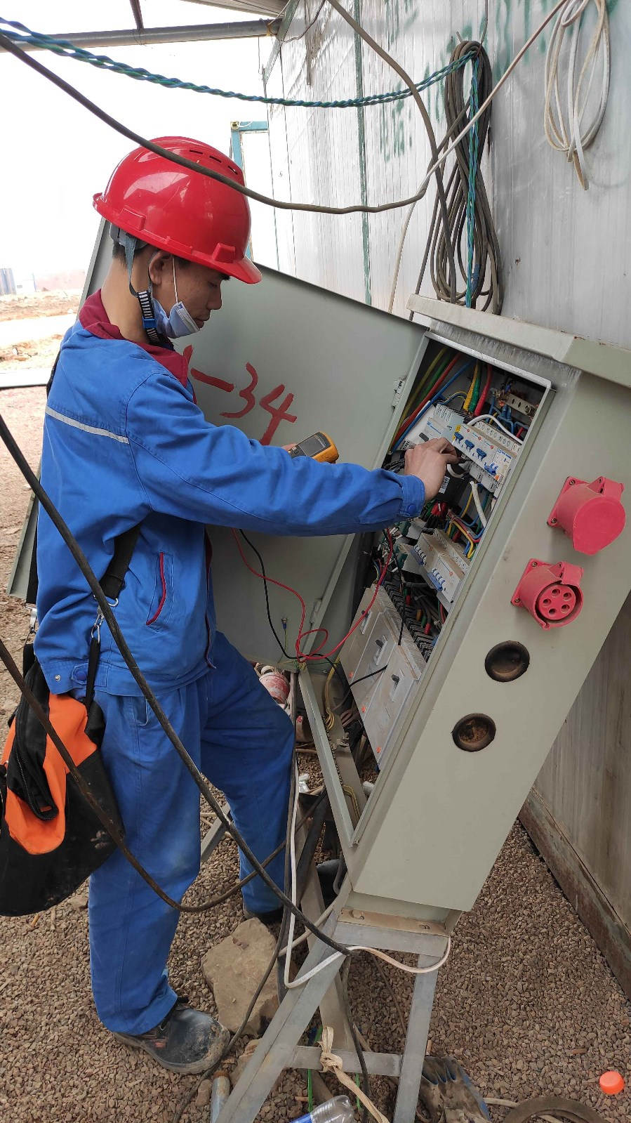 梁永浩正在检修线路.jpg 梁永浩正在检修线路.jpg