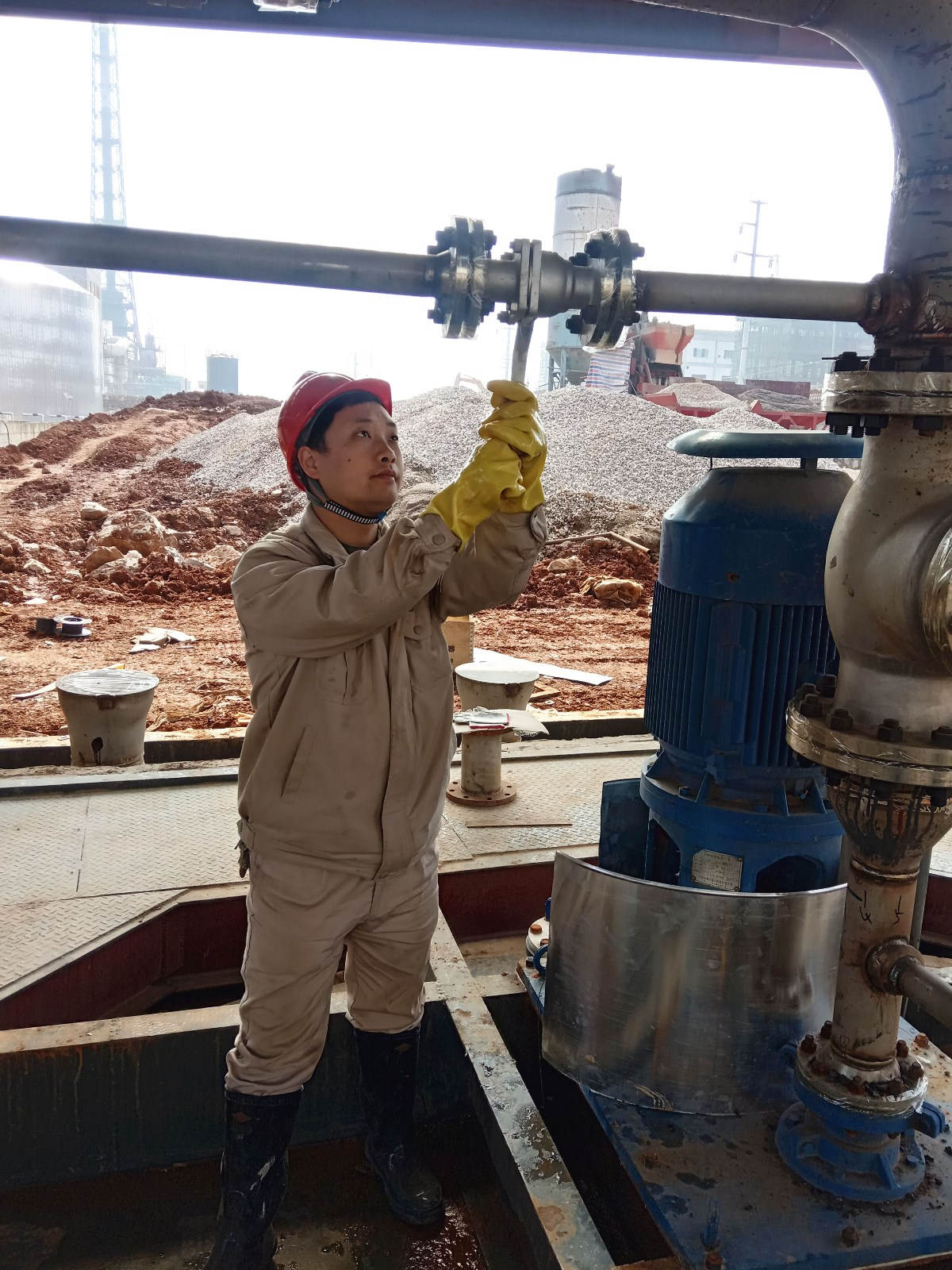 张朝阳正在协助安装管道_副本.jpg 张朝阳正在协助安装管道_副本.jpg