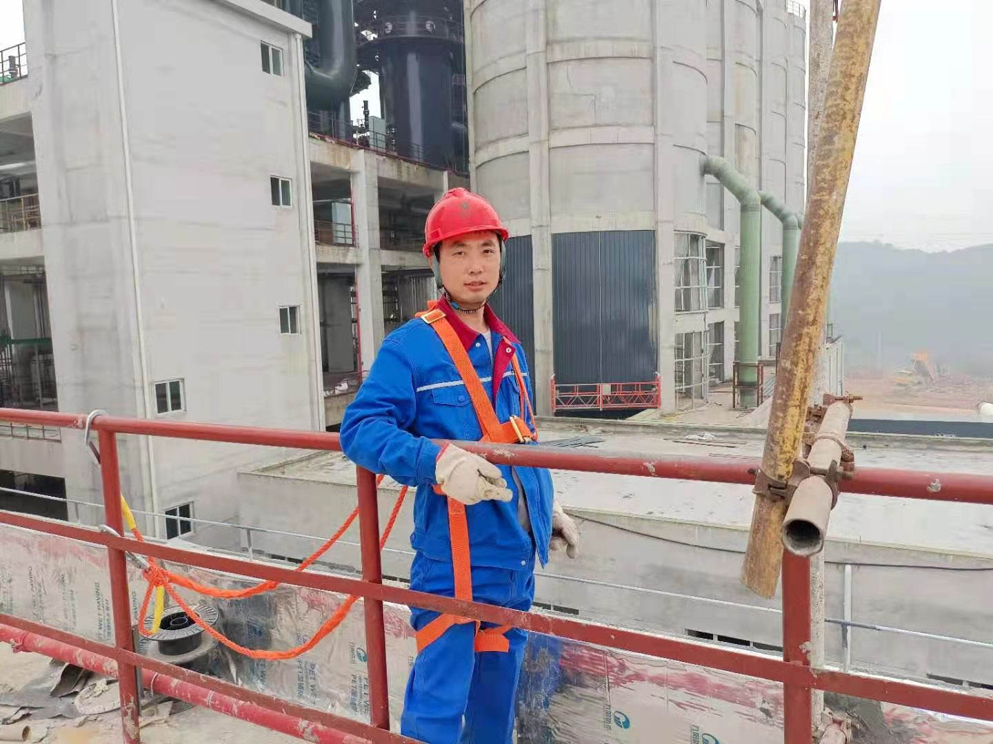 朱远忠正在吊防尘布袋和龙骨.jpg 朱远忠正在吊防尘布袋和龙骨.jpg