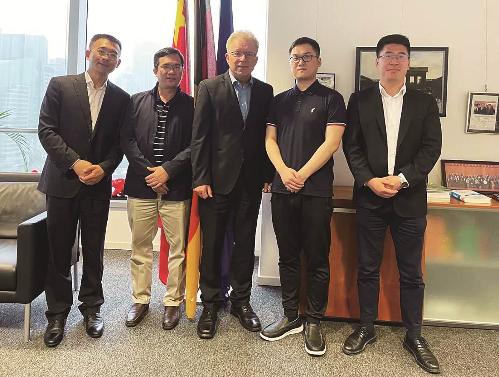 杨磊(右二)一行与总领事（中）合影_副本.jpg