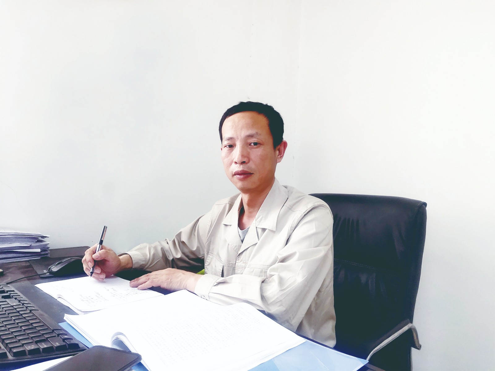 吴光平正在写学习笔记.jpg 吴光平正在写学习笔记.jpg