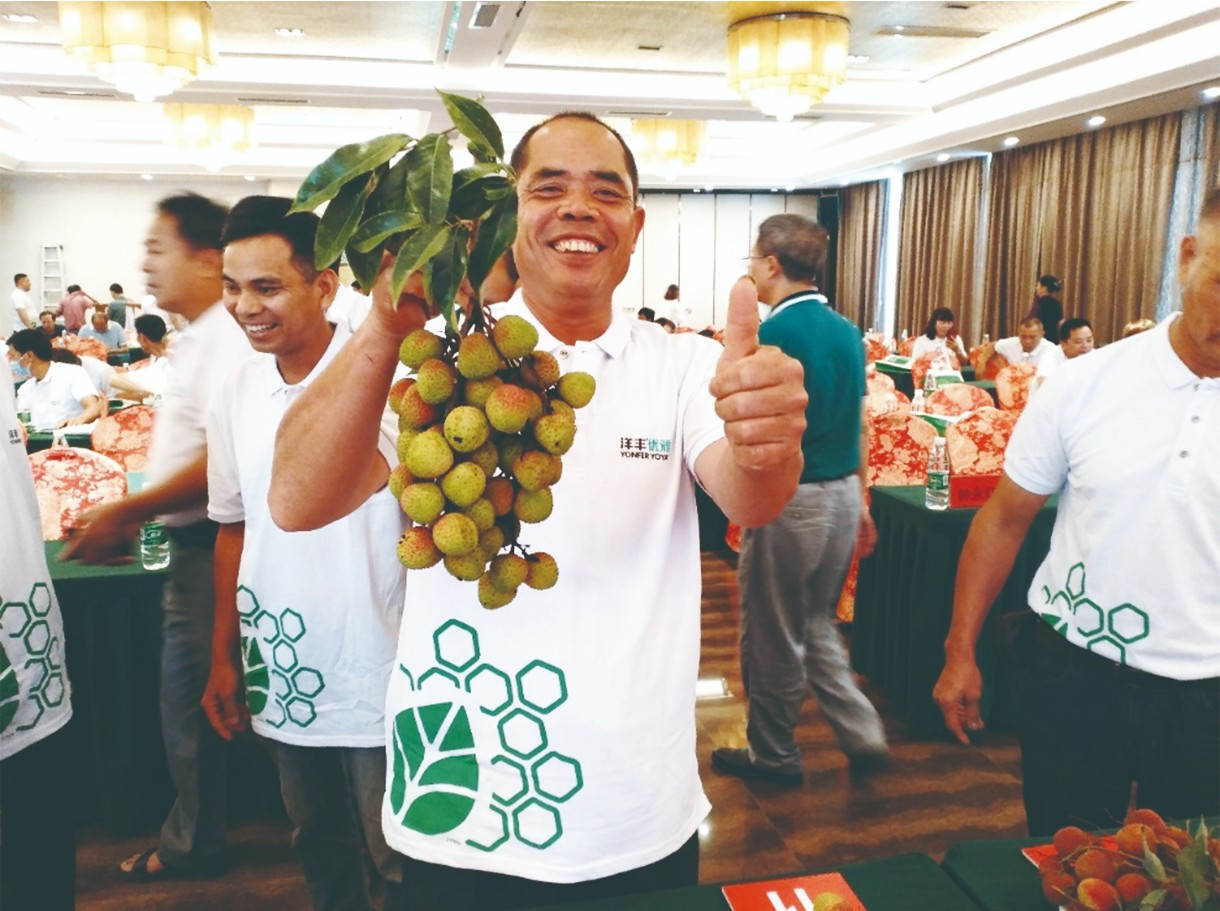 种植户在会议现场点赞洋丰肥料种出来的荔枝。.jpg