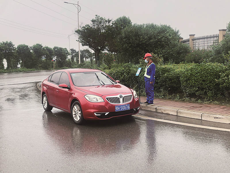 雨中坚守_副本.jpg