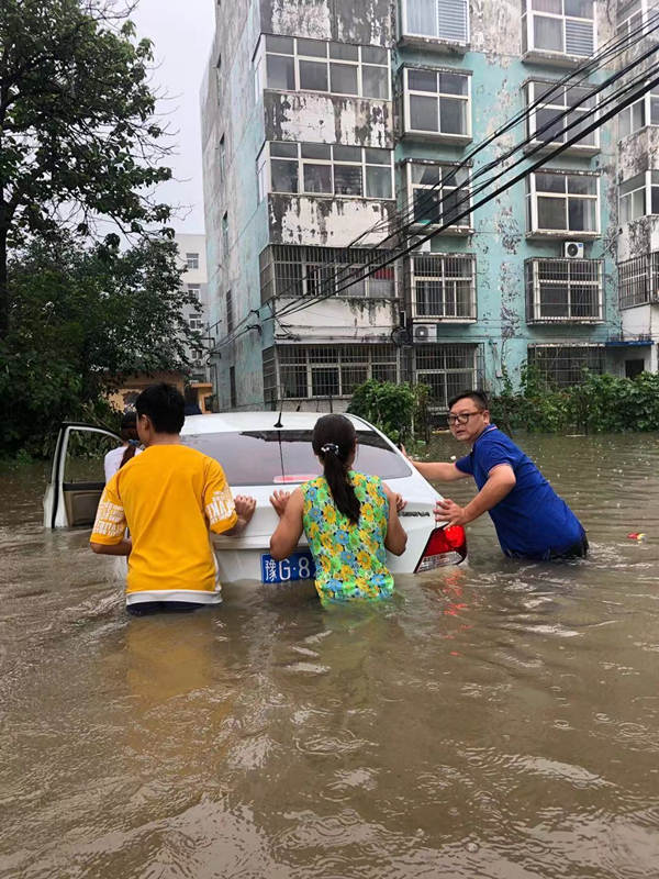 詹力正在帮市民推车2_副本.jpg 詹力正在帮市民推车2_副本.jpg