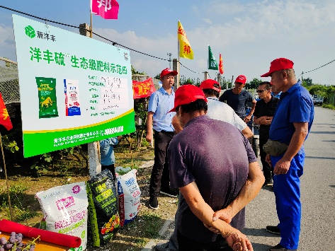 李飞部长带领农户现场参观3.jpg 李飞部长带领农户现场参观3.jpg