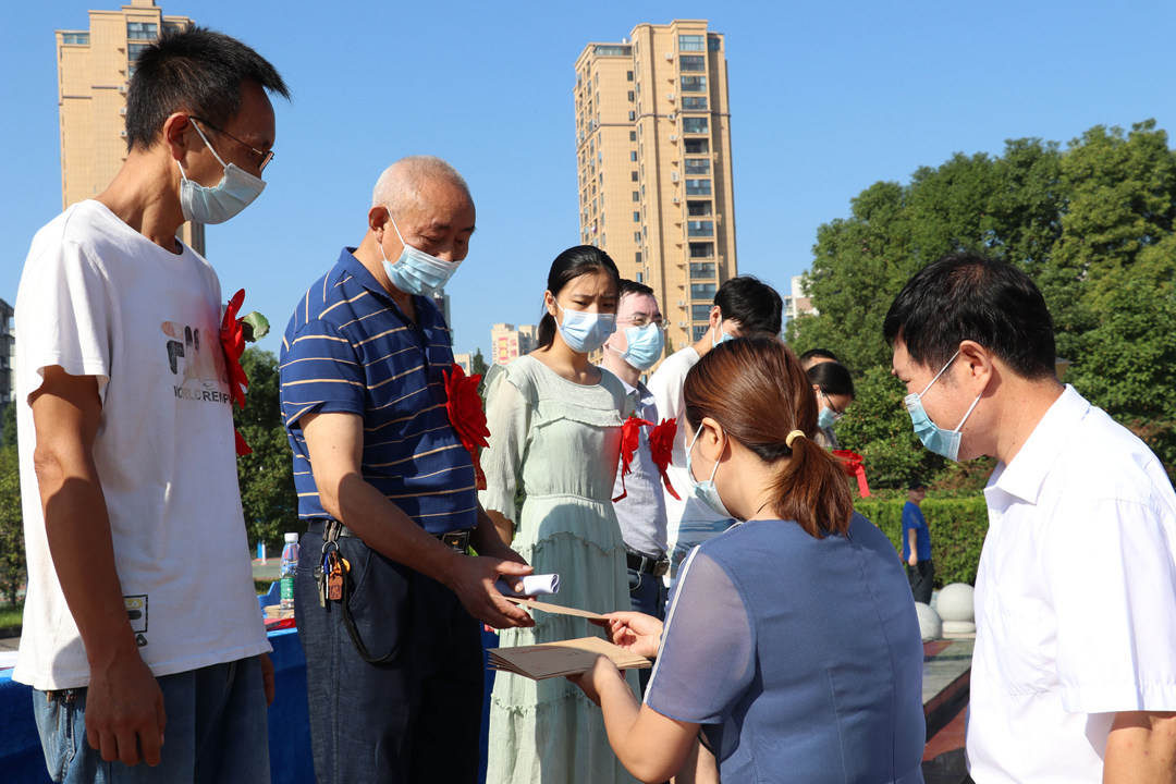 威廉希尔500欧洲指数党委委员何凤琴正在为优秀学子和教师颁发奖学金和先进教师奖。.jpg 威廉希尔500欧洲指数党委委员何凤琴正在为优秀学子和教师颁发奖学金和先进教师奖。.jpg