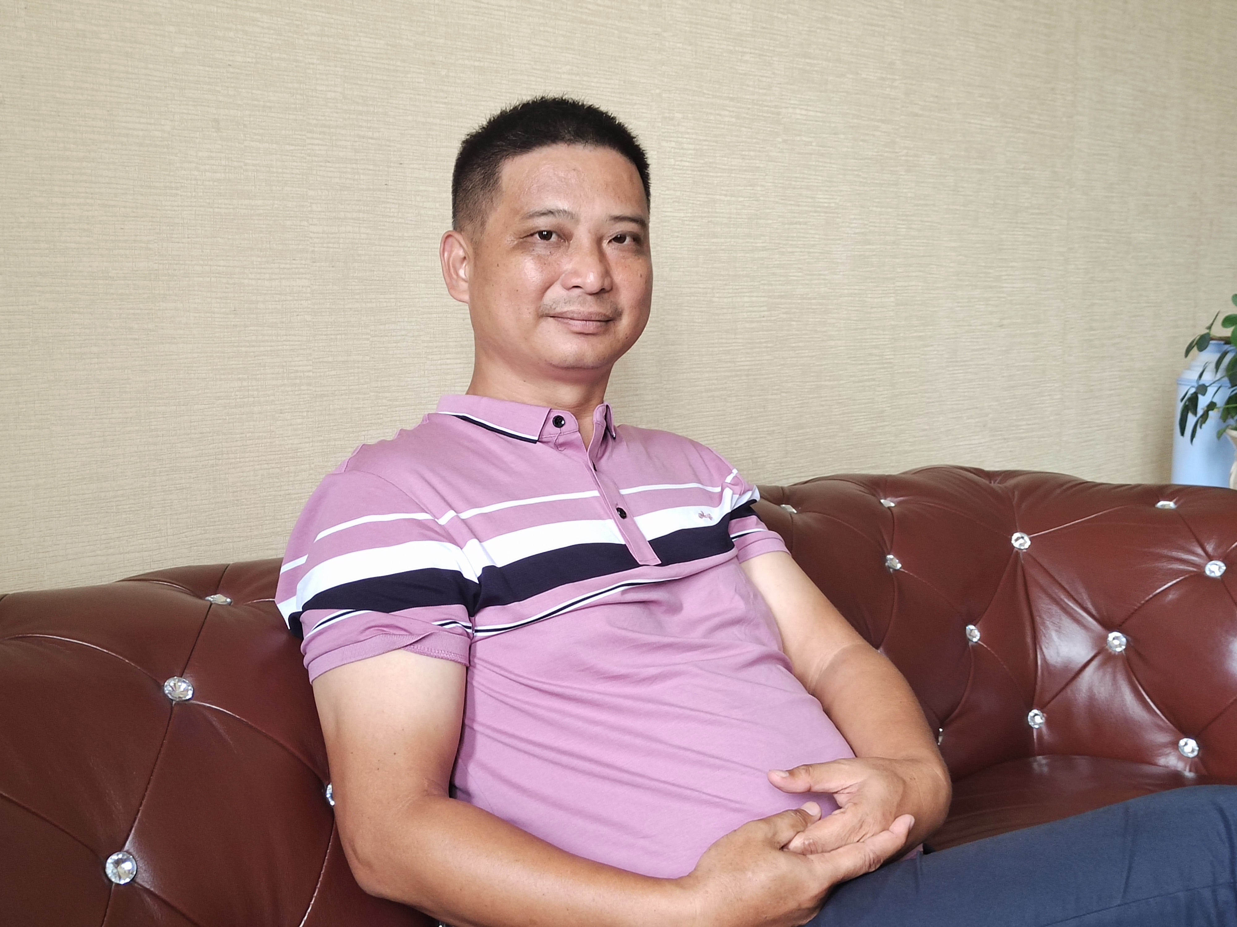 郑永宁正在接受笔者采访.jpg 郑永宁正在接受笔者采访.jpg