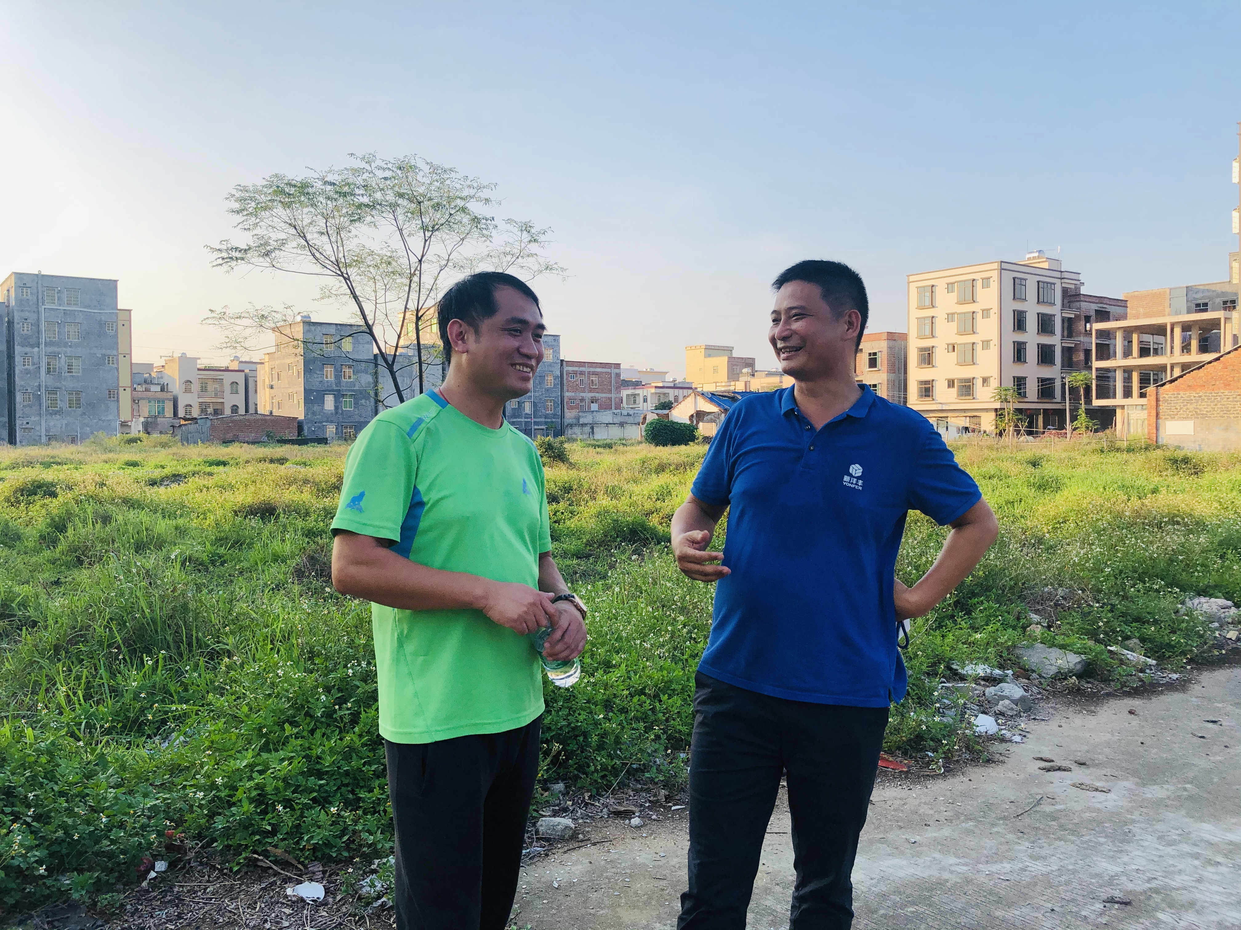 郑永宁与客户交流市场动向.jpg 郑永宁与客户交流市场动向.jpg