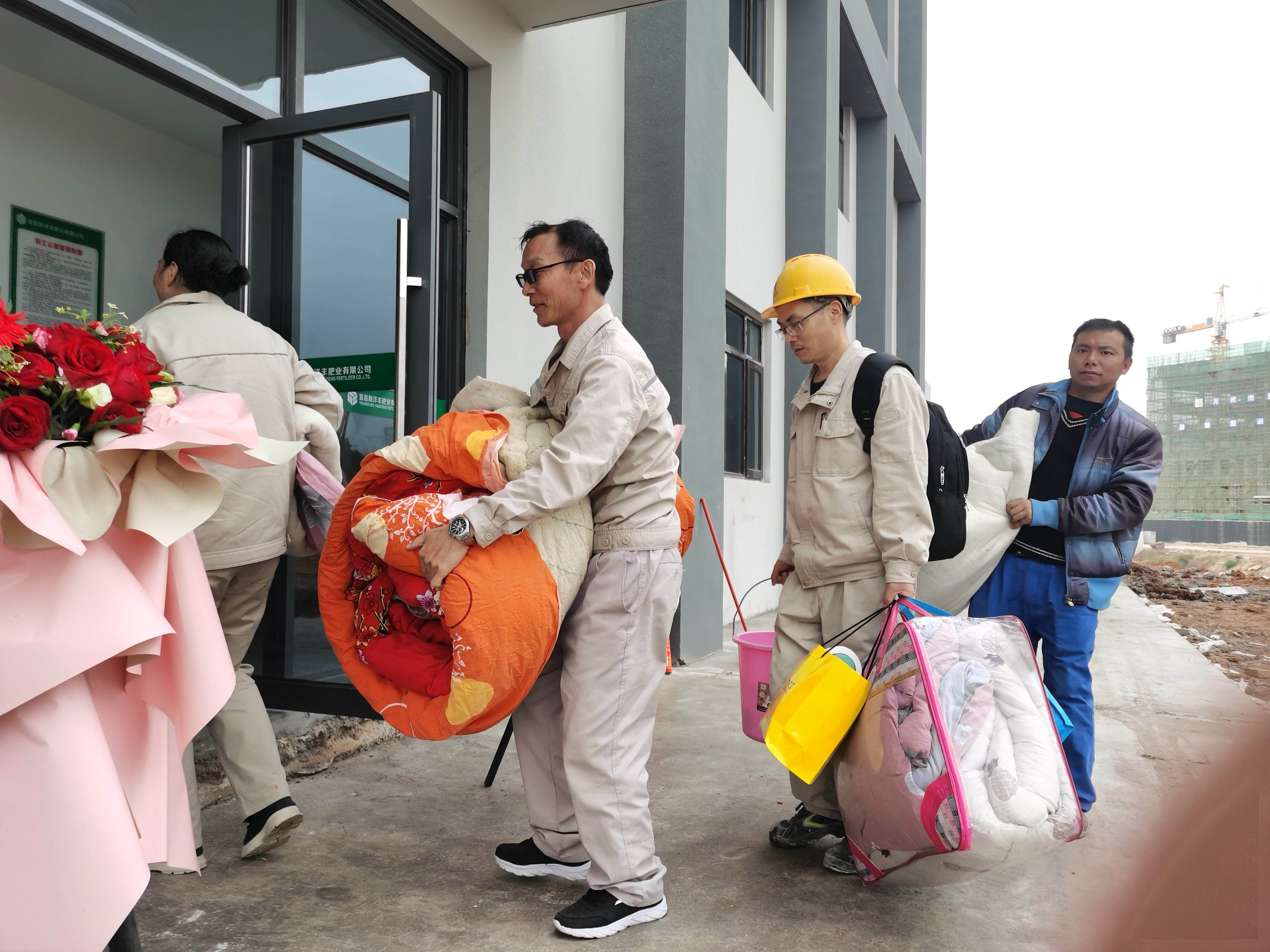 职工高兴地搬入新公寓.jpg 职工高兴地搬入新公寓.jpg