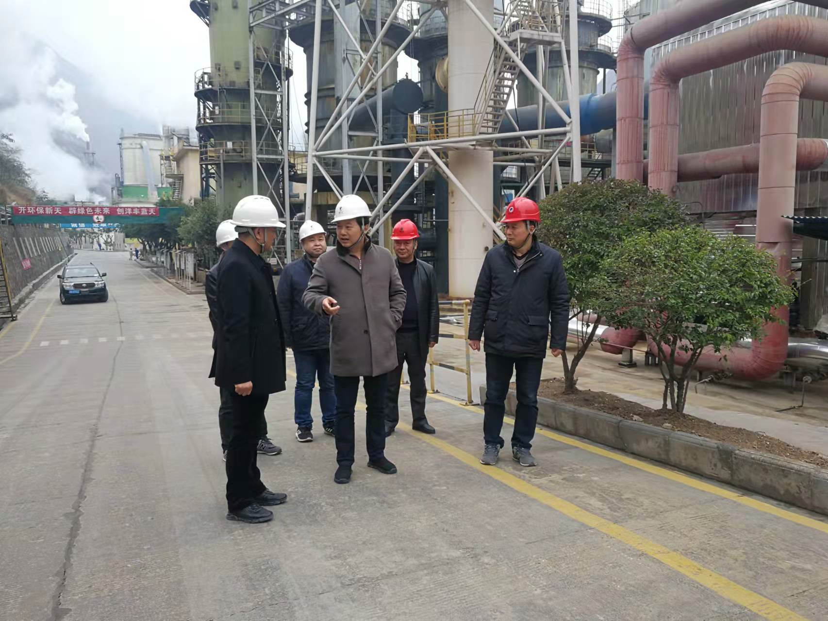 杨华锋副董正在生产一线检查工作1.jpg 杨华锋副董正在生产一线检查工作1.jpg