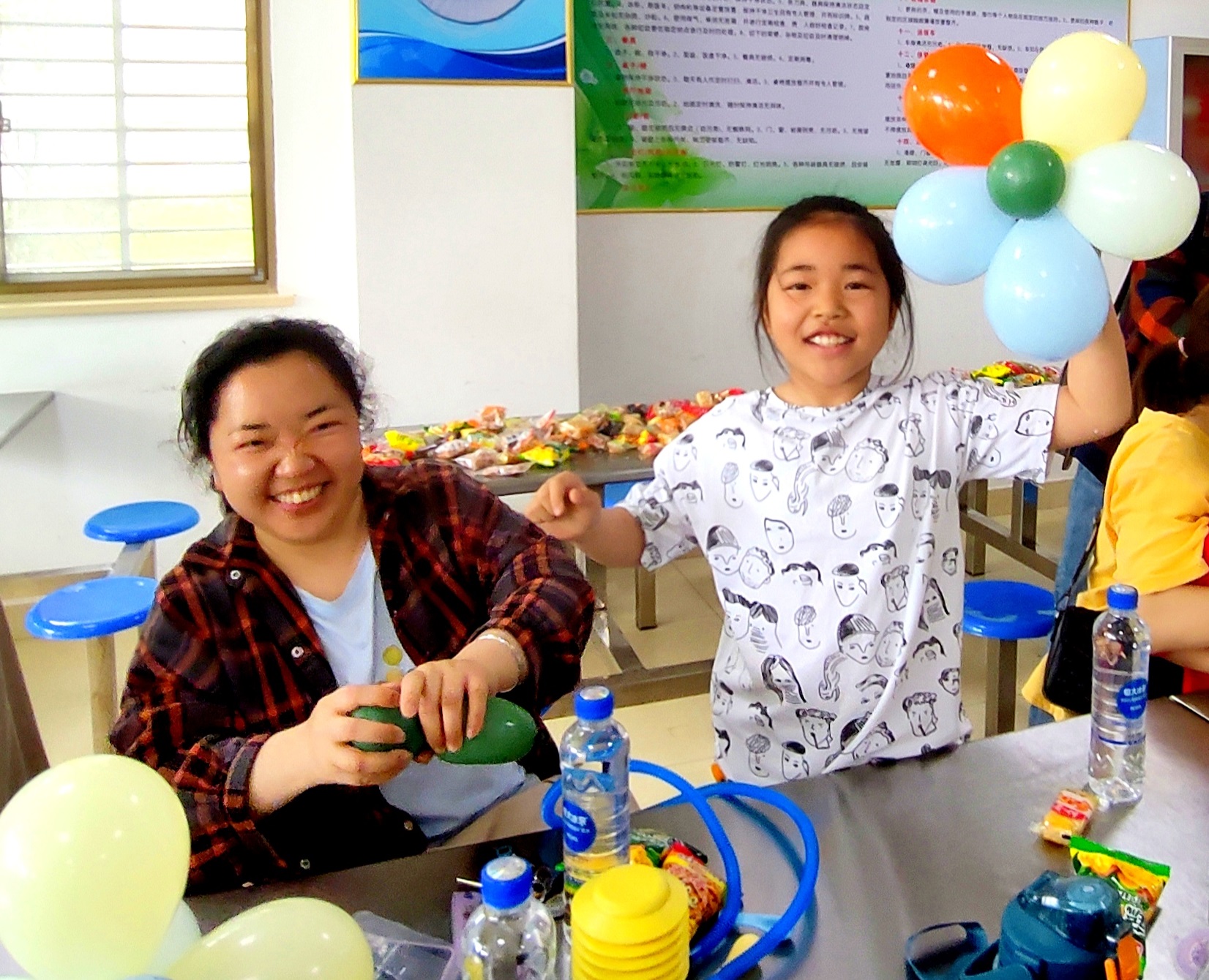 妈妈带女儿扎气球花.jpg 妈妈带女儿扎气球花.jpg