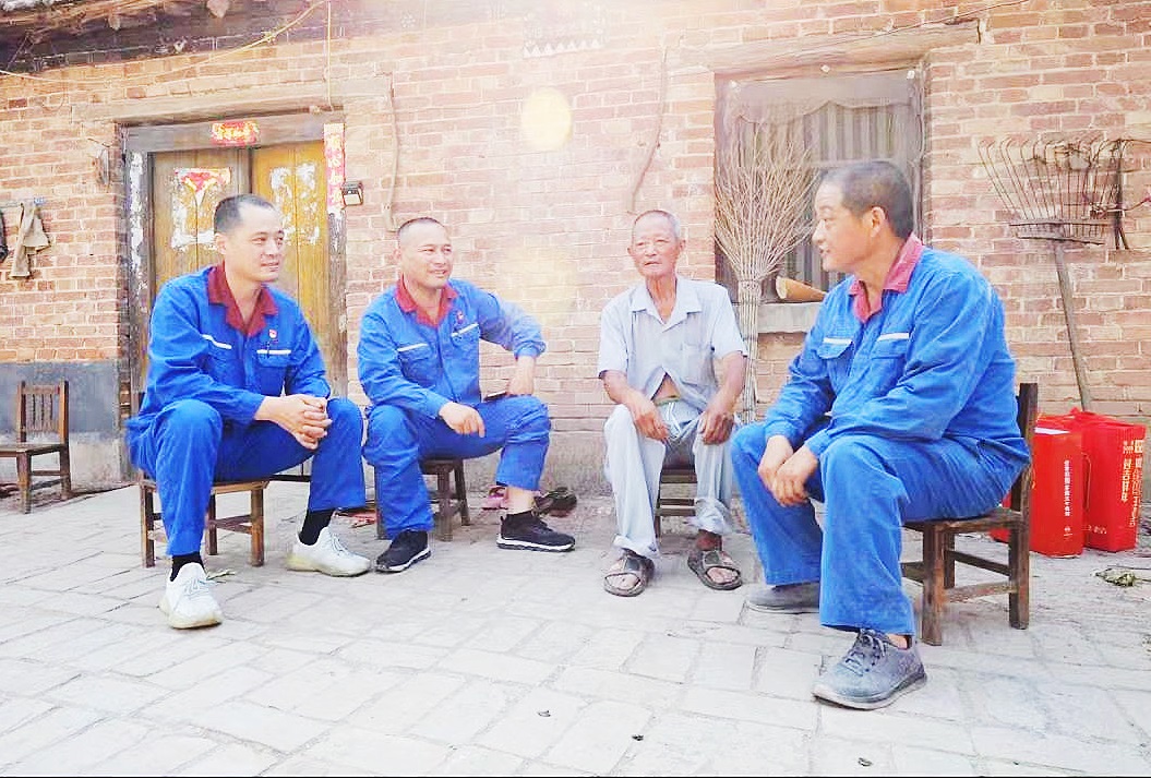 宋俊鹏(左一)在职工家中走访.jpg 宋俊鹏(左一)在职工家中走访.jpg