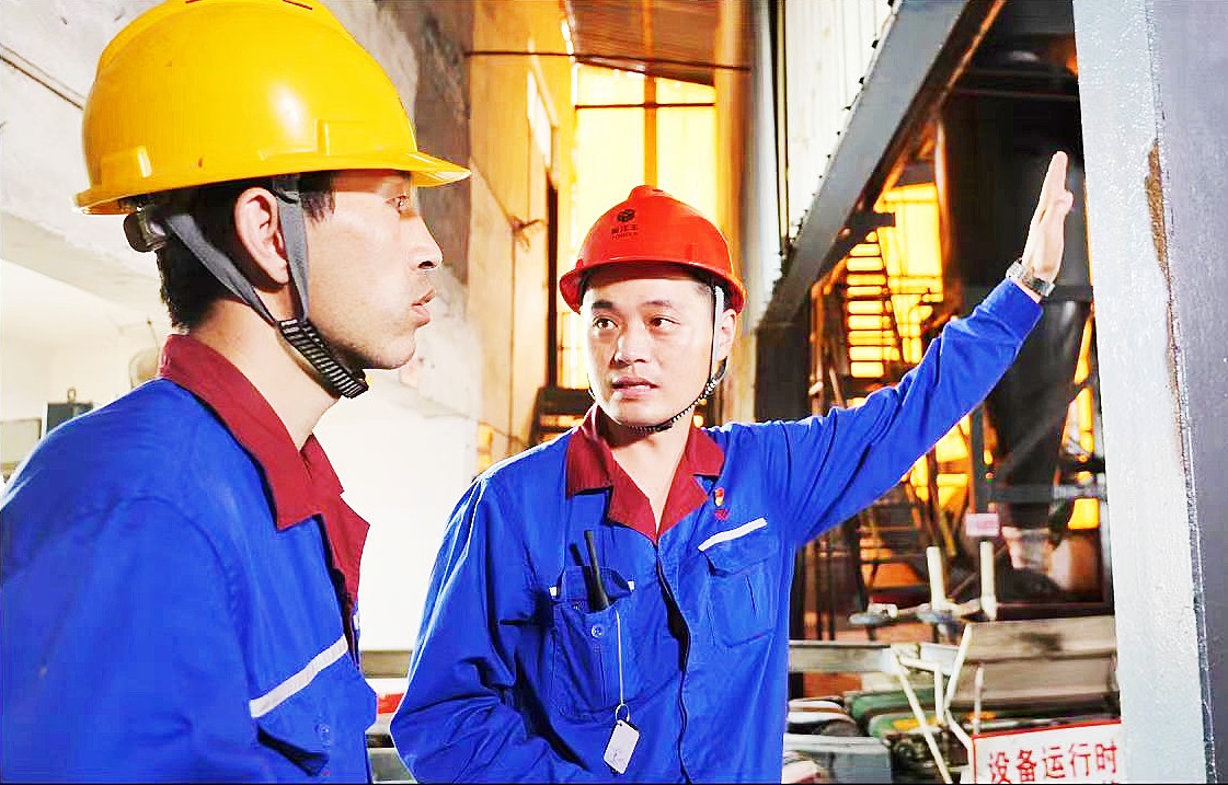 宋俊鹏(右)正在手把手教导员工.jpg 宋俊鹏(右)正在手把手教导员工.jpg