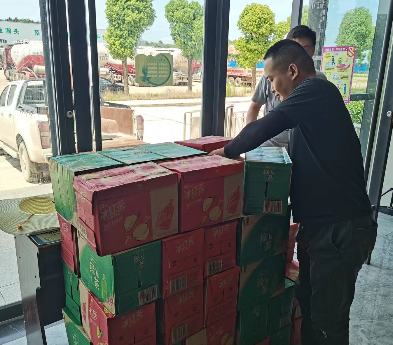 众为钙业为职工准备饮料.jpg 众为钙业为职工准备饮料.jpg