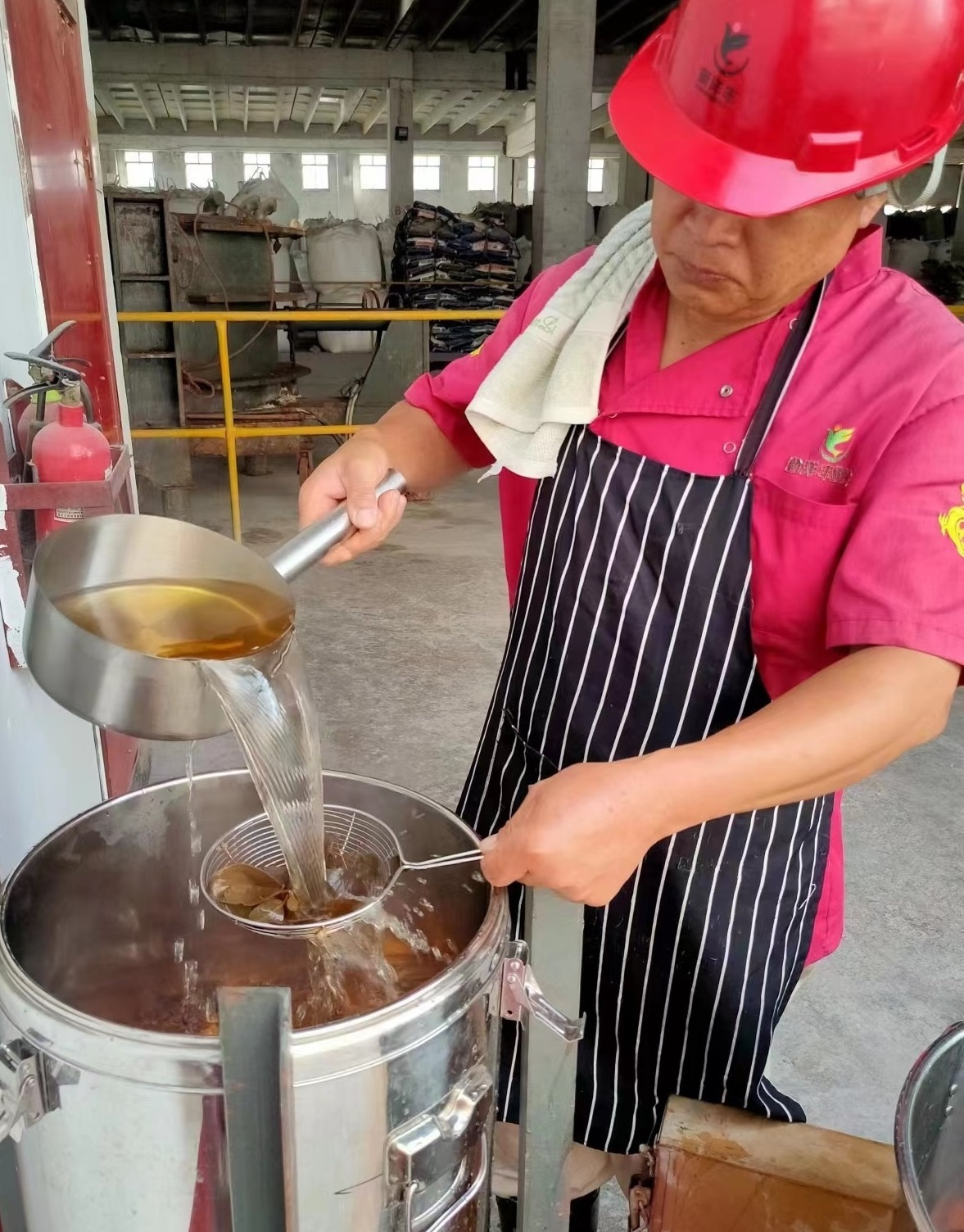 河北威廉希尔500欧洲指数为职工准备凉茶.jpg 河北威廉希尔500欧洲指数为职工准备凉茶.jpg