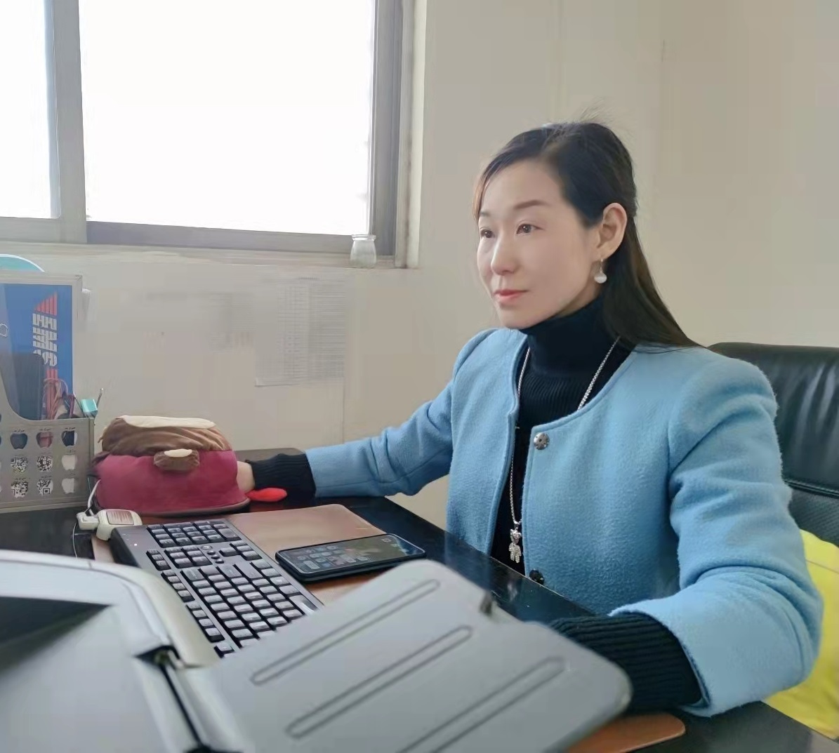 万华容正在做财务报表.jpg 万华容正在做财务报表.jpg