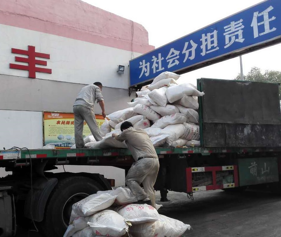 两名职工正在高温下卸车.jpg 两名职工正在高温下卸车.jpg