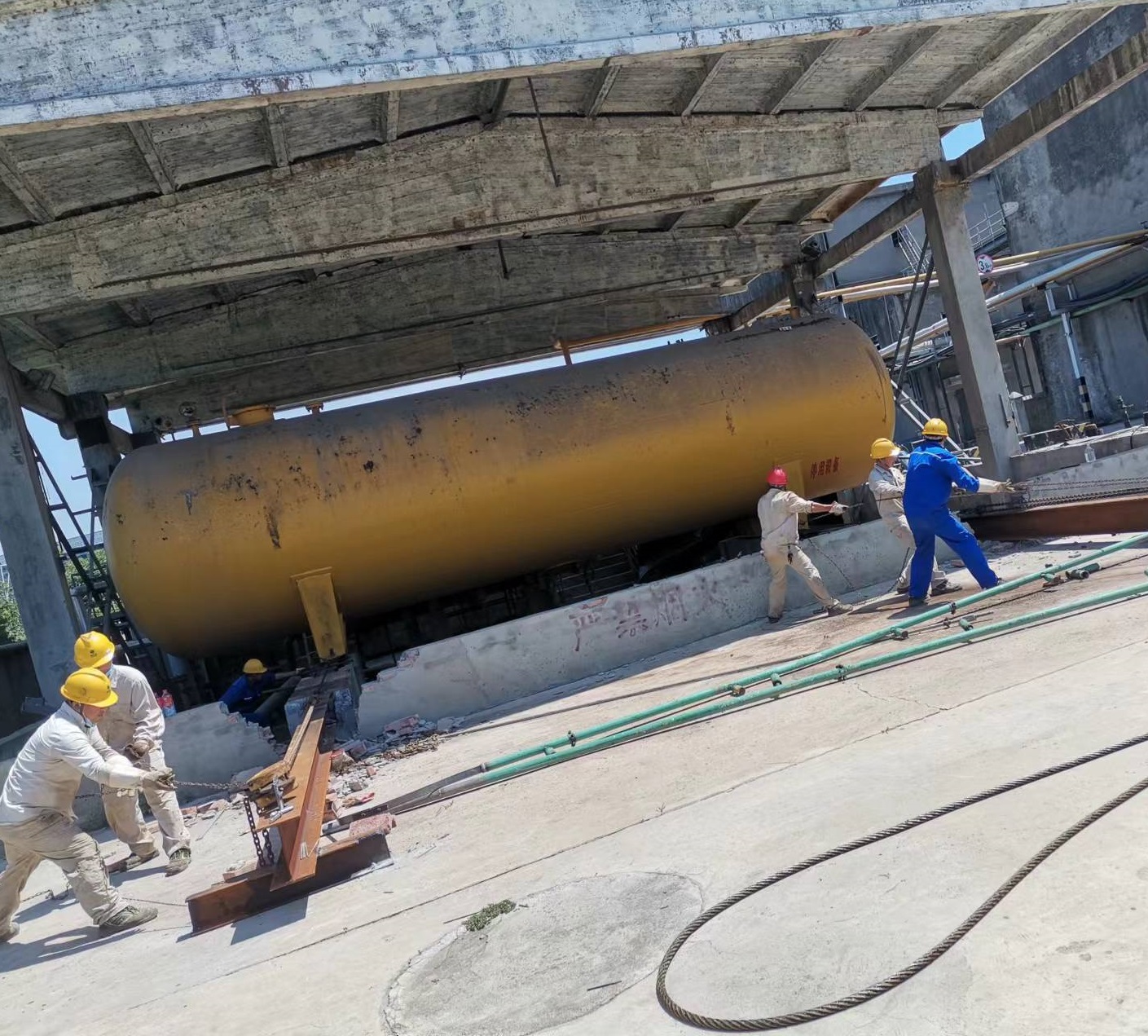 工人正在奋力拉出旧氨罐.jpg 工人正在奋力拉出旧氨罐.jpg