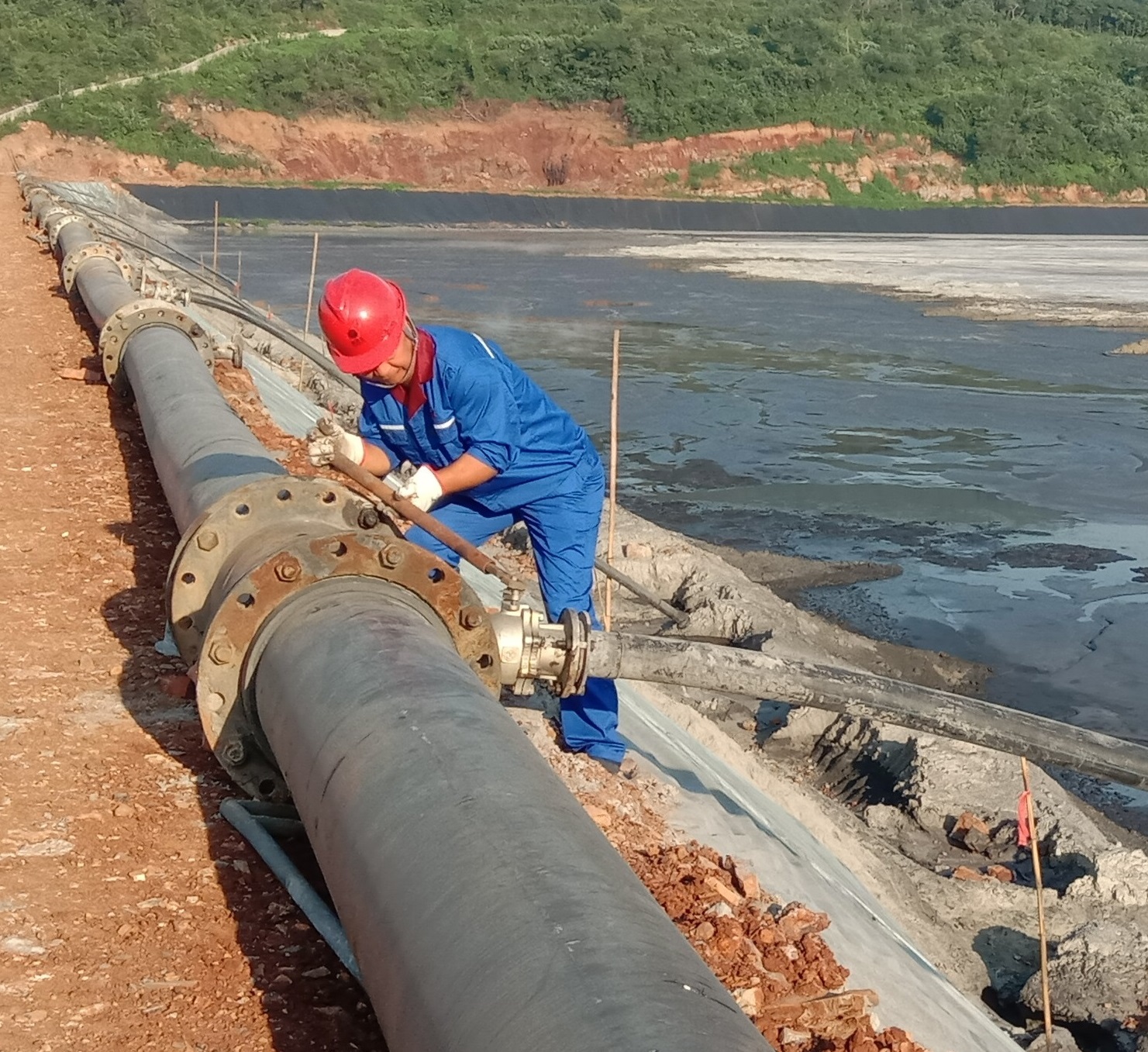 磷石膏渣库人员对新子坝管线进行加固.jpg 磷石膏渣库人员对新子坝管线进行加固.jpg