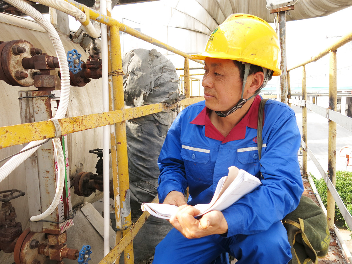 徐龙正在观察设备运转情况_副本.jpg 徐龙正在观察设备运转情况_副本.jpg