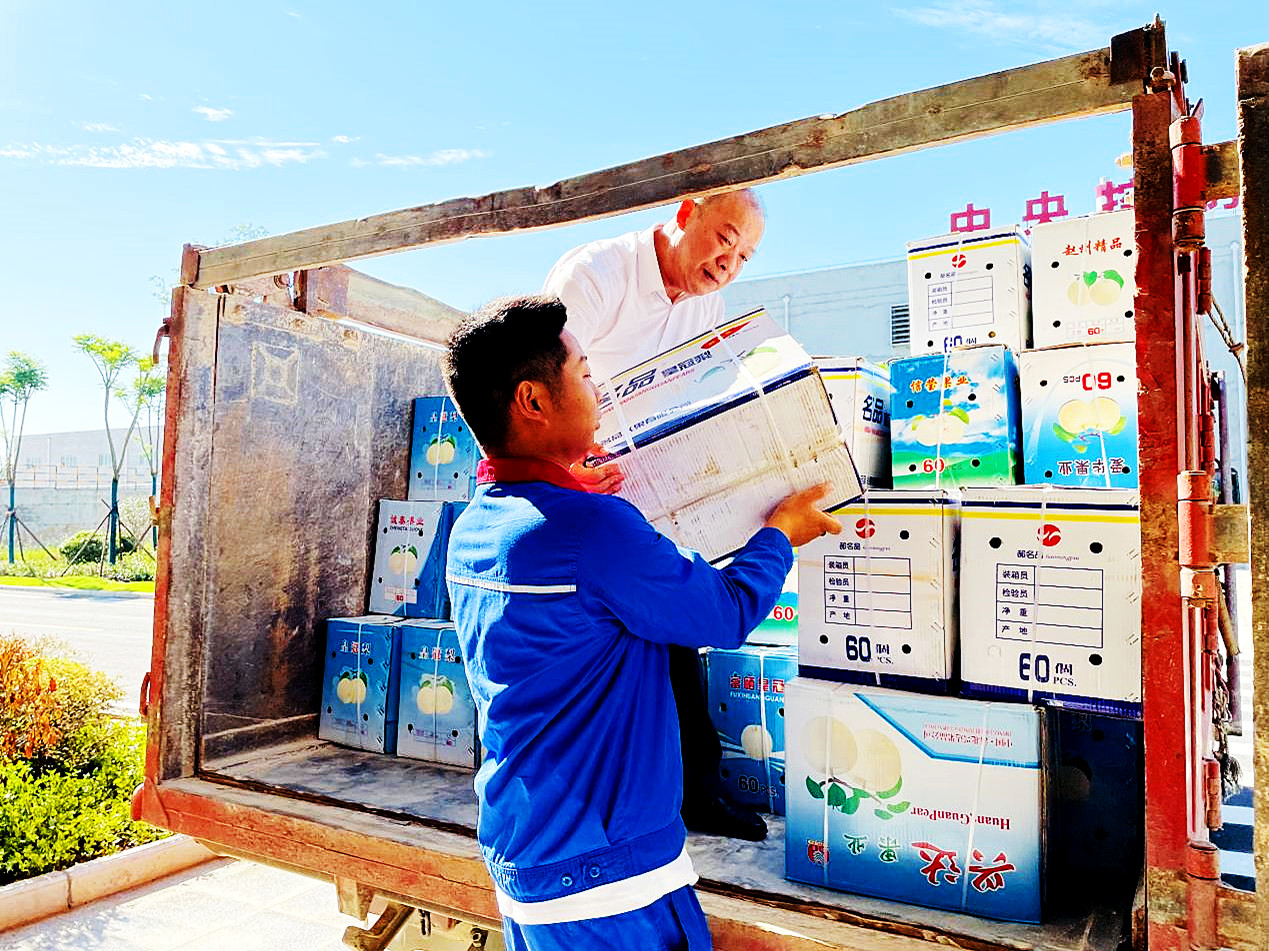 公司工会送清凉下车间.jpg 公司工会送清凉下车间.jpg