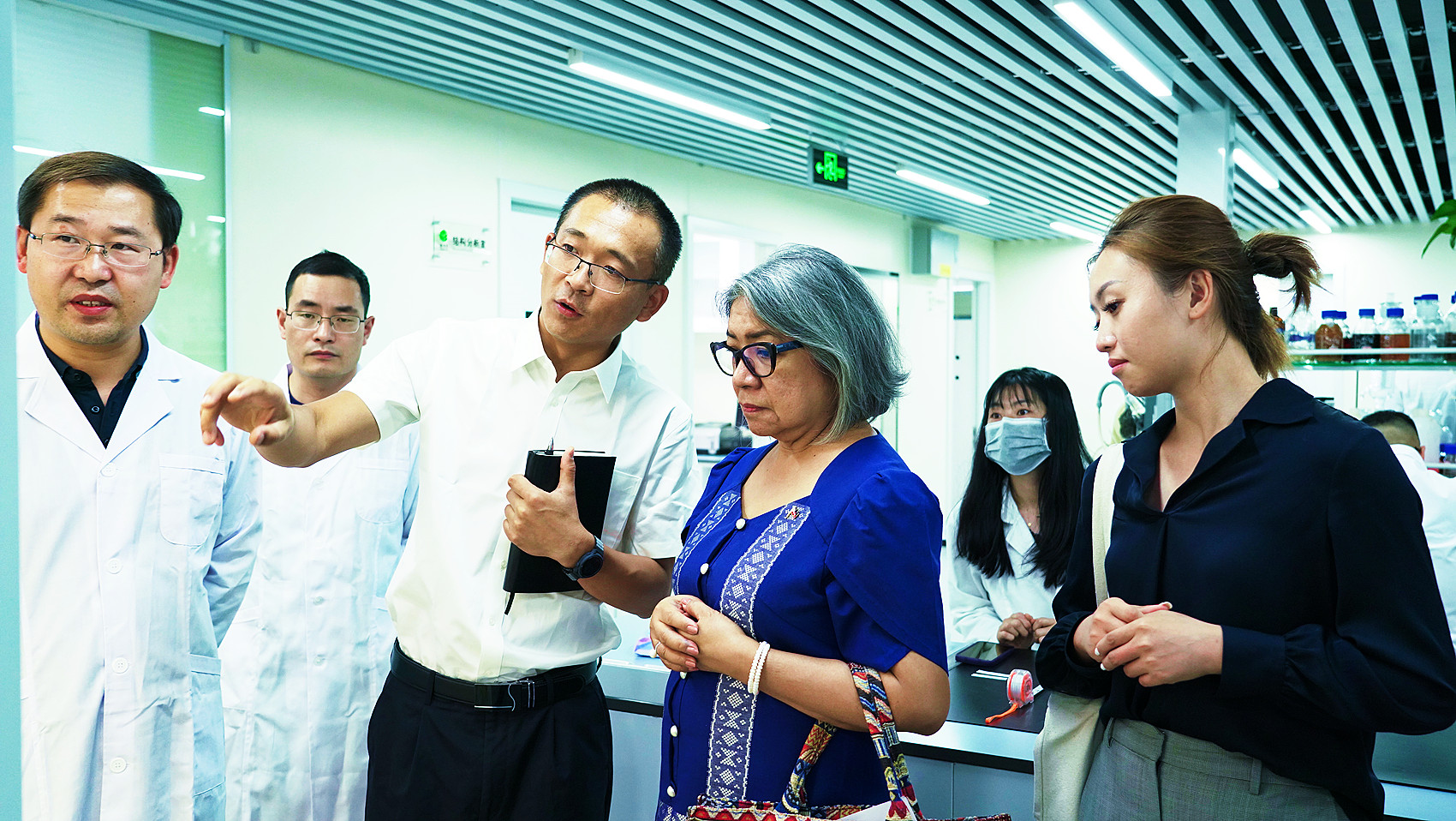 参观威廉希尔500欧洲指数绿色智能肥料实验室.jpg 参观威廉希尔500欧洲指数绿色智能肥料实验室.jpg