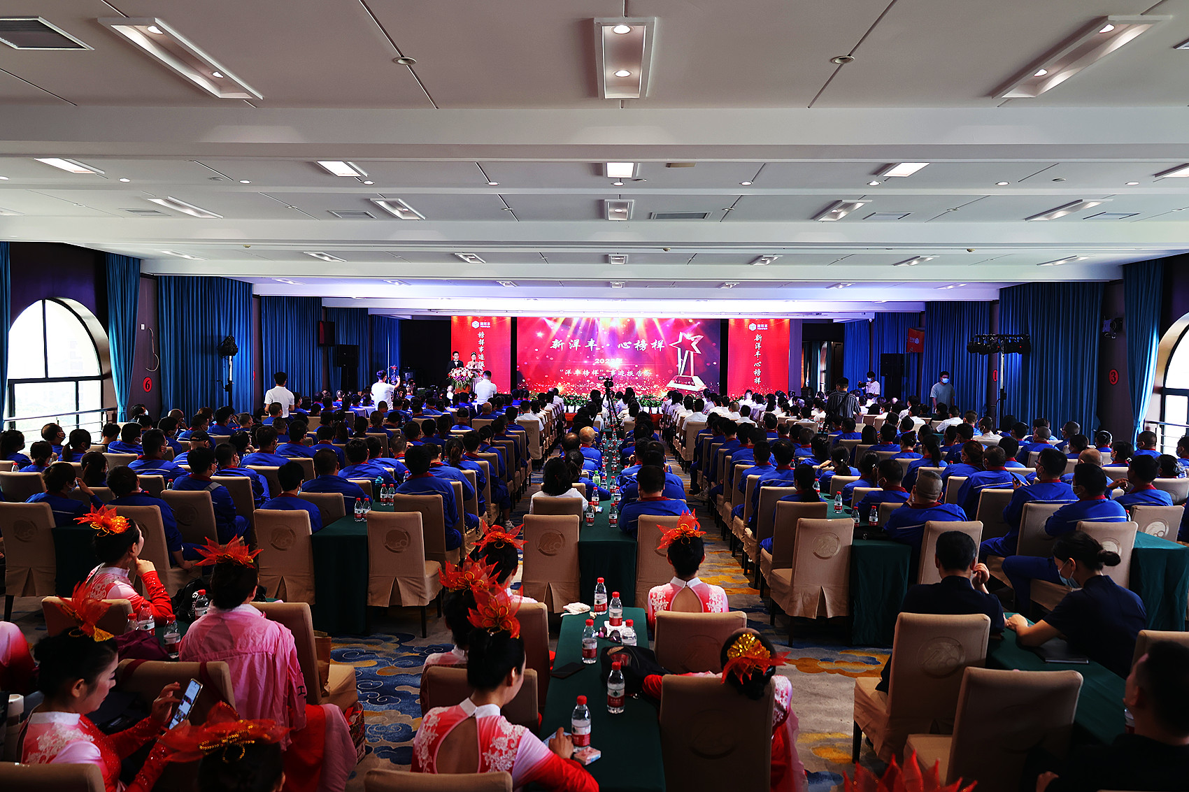 洋丰榜样活动现场2.jpg 洋丰榜样活动现场2.jpg