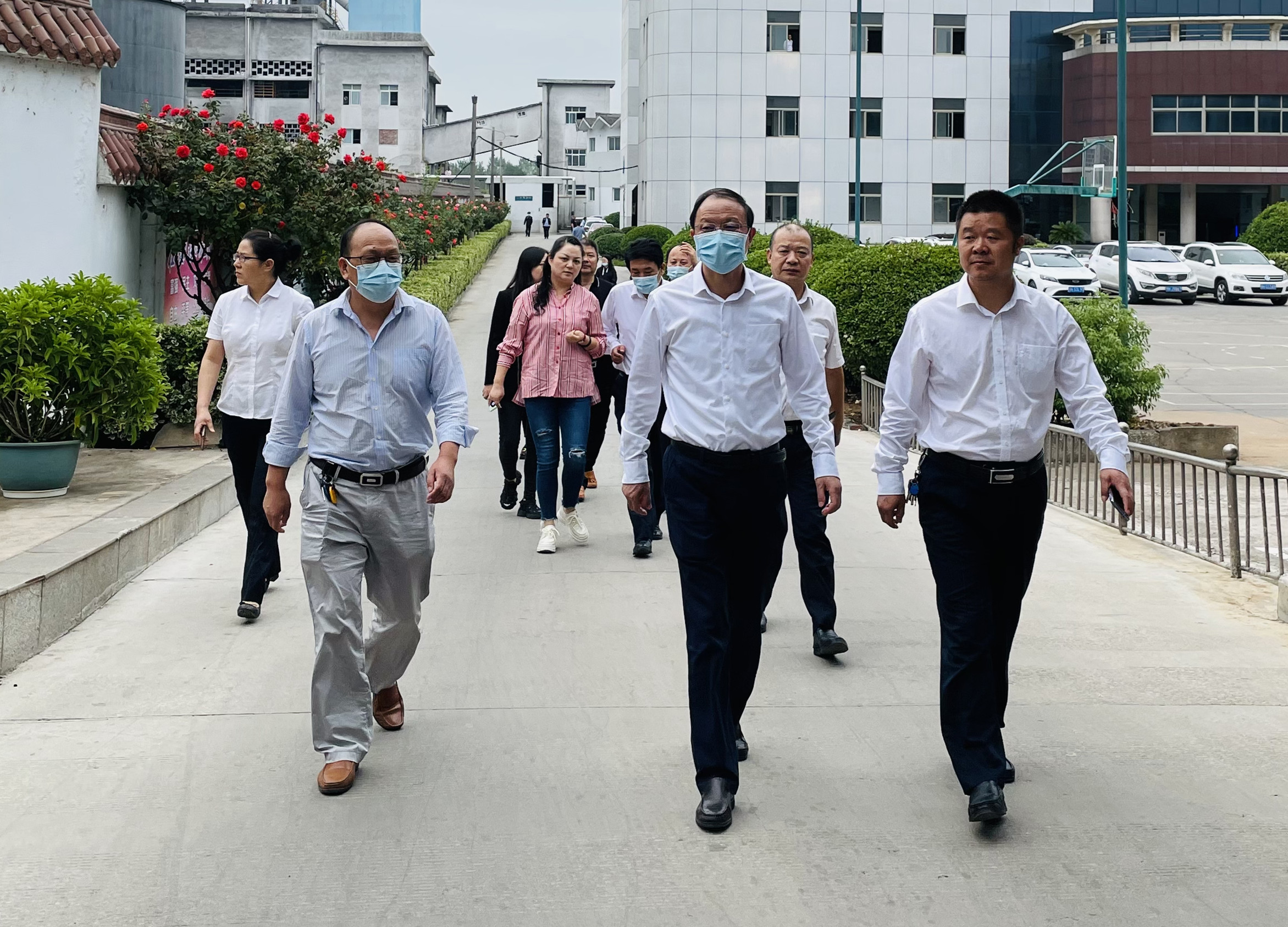 陈刚一行到威廉希尔500欧洲指数红十字协会办公地点参观.jpg 陈刚一行到威廉希尔500欧洲指数红十字协会办公地点参观.jpg